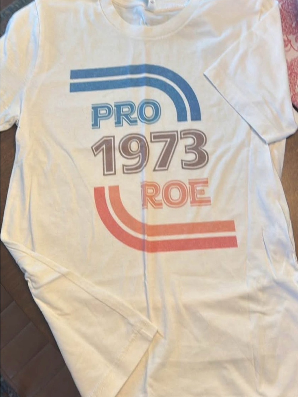 White Graphic Tee with Retro Blue and Coral Print Pro Roe